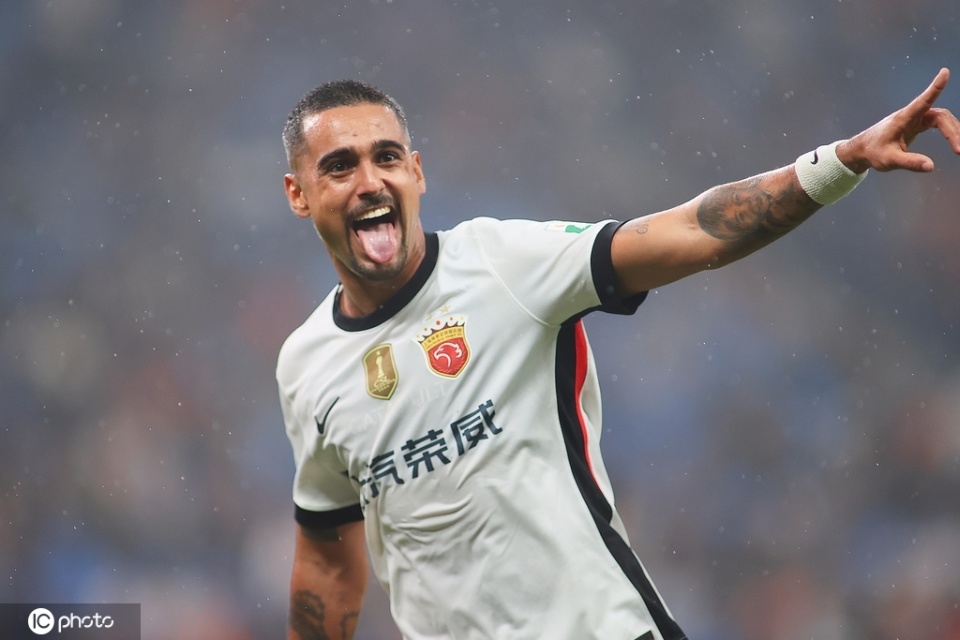 中超：海港客场4-3逆转海牛，取4连胜继续领跑 莱昂纳多2射1传