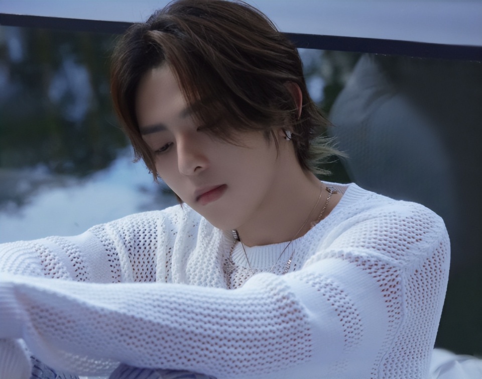 追星出现爽文,路人对粉丝指手画脚,符龙飞下场替粉丝怼路人?_腾讯新闻