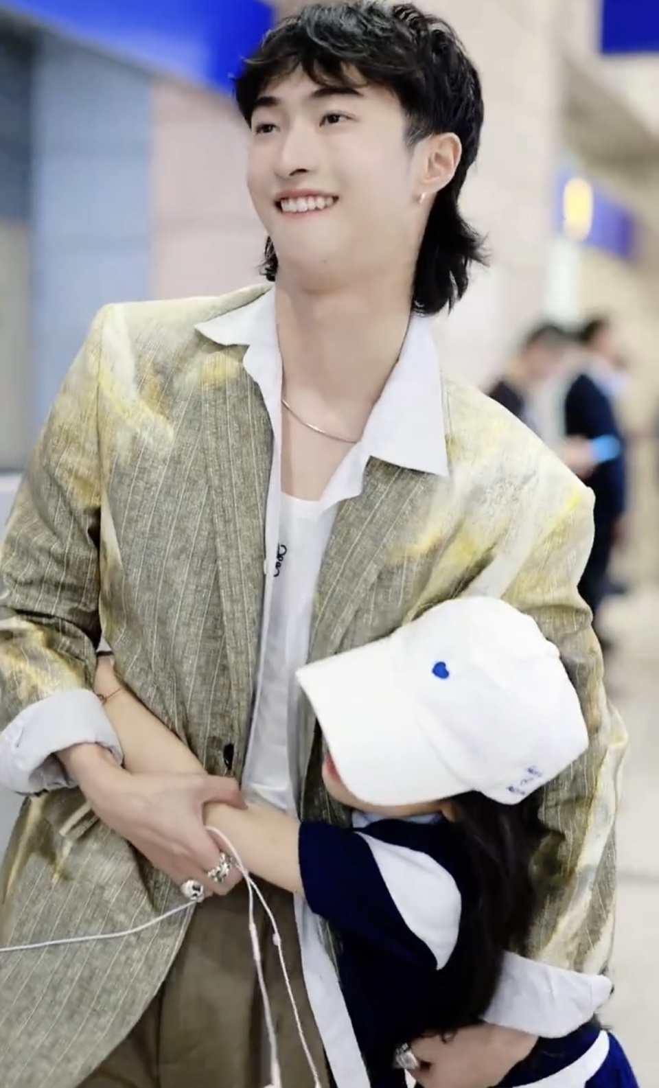 伊能静儿子恩利毕业回国发展,女儿米粒去接机,抱哥哥撒娇好有爱
