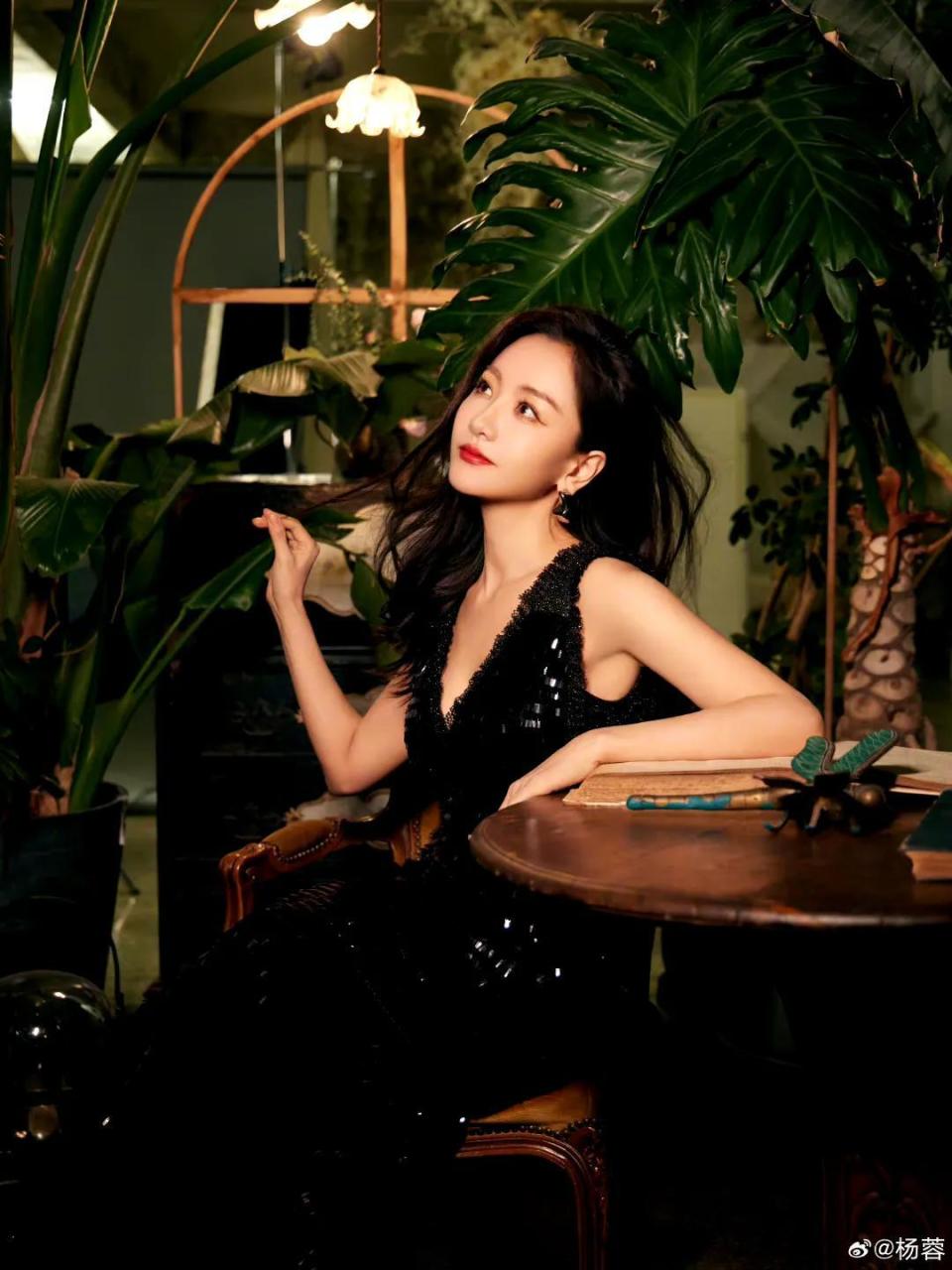 在之后的工作中,两个能力很强的女性慢慢开始信任彼此,由敌人,竞争