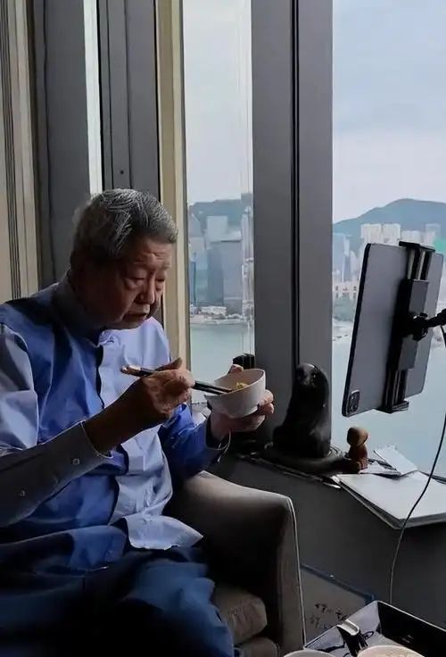 蔡澜唯一伤感的事情曝光！2年前妻子方琼文意外摔倒，不久后去世_腾讯新闻