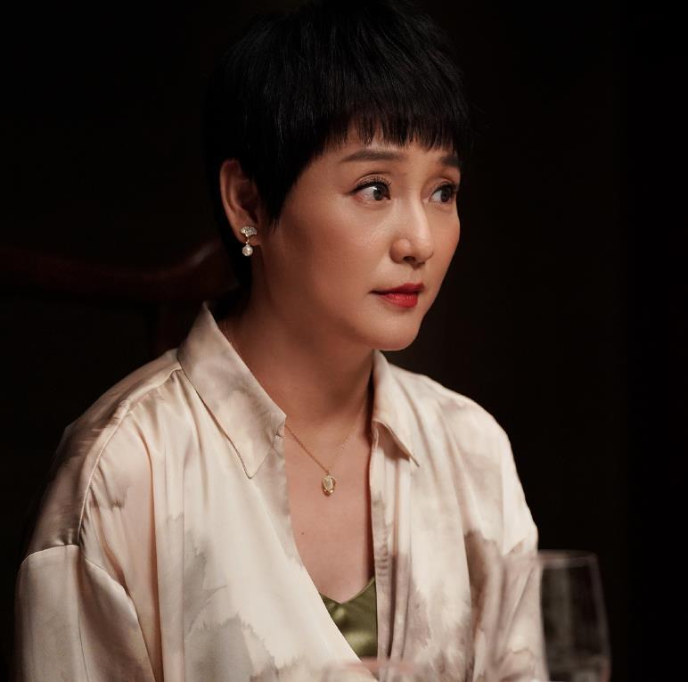 邀月宫主孔琳大方晒素颜照皮肤松弛满脸斑依旧被赞好美