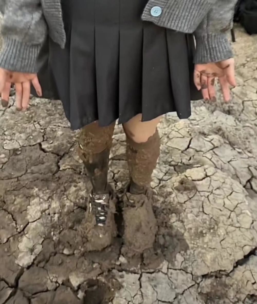 浙江女记者采访途中陷入泥地求助消防员,网友笑侃:给同行爆料?