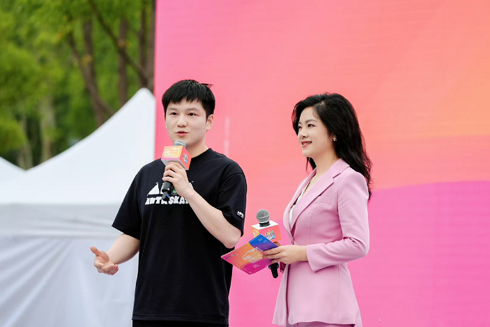 樊振东解锁新身份，任上海文明大使，市民欢呼，见证体坛偶像力量_腾讯新闻