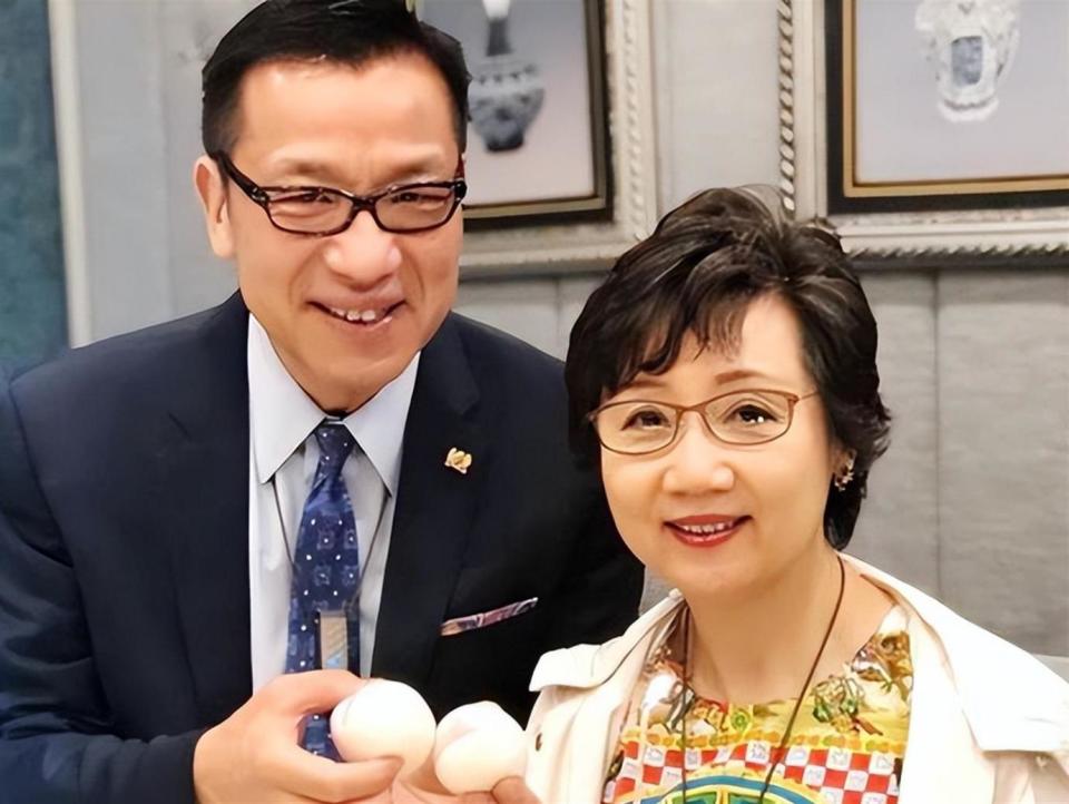 66岁张德兰突发意外！后台摔倒送医，曾上春晚爆火结婚37年无儿女_腾讯新闻