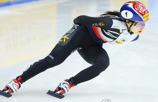 不服输的韩国短道速滑一姐崔敏静为三枚世锦赛银牌流泪