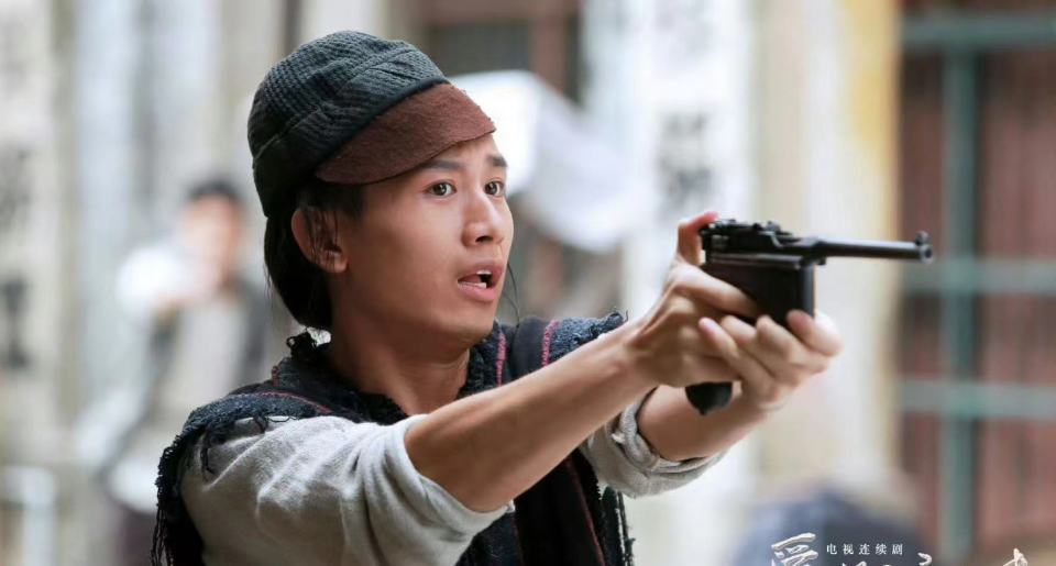 其实,若是摆在2014年播出,那么单从《爱在风起云涌时》的演员阵容与