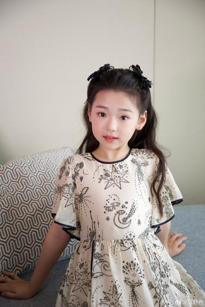 董璇晒与女儿合照,7岁酒窝越来越漂亮,和爸爸高云翔长成一张脸