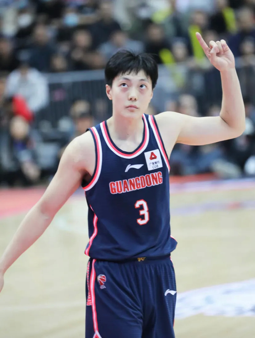 在19岁的时候已经代表广东男篮出征cba联赛,这些年胡明轩拿下cba总