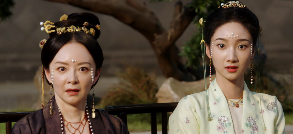 不仅如此,在姜若瑶的及笄礼上薛芳菲更是出尽风头,更重要的是她的