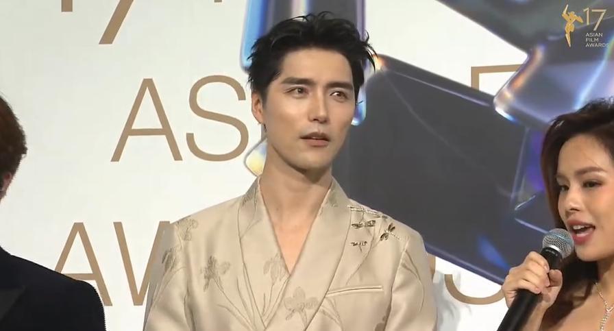 阿云嘎的亮相是真挺绝的,一套新中式的浅色西装尽显他的少数民族气质