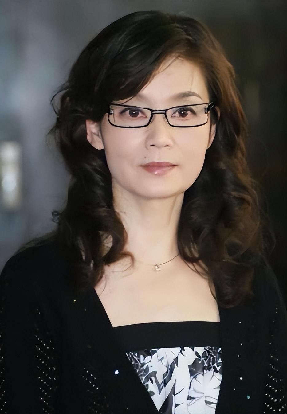 被潘虹的老年状态惊艳到:69岁头发花白,穿衣极简却高级有气质_腾讯