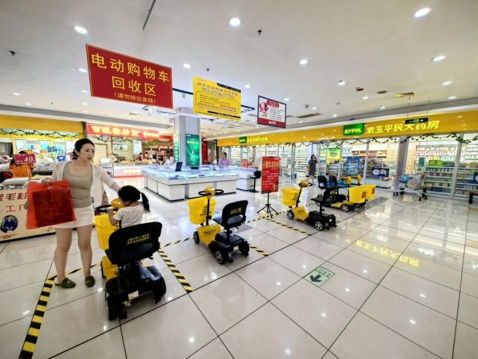 在大润发(淄博店),市民体验超市电动购物车.