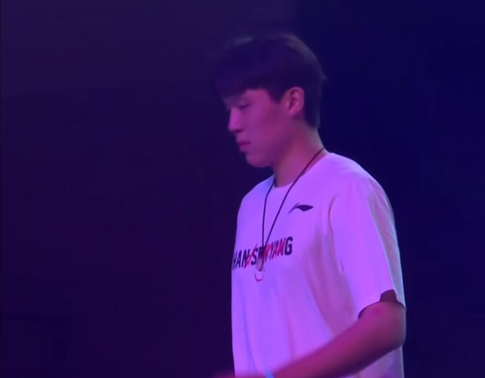 杨瀚森现身乒乓球赛事！入场淡定，为王楚钦挑边，多次出现同框！_1