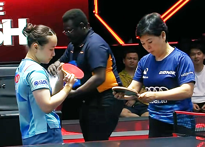 伊藤美诚是颗粒生胶,倪夏莲是颗粒长胶,大家都是特殊打法,自然要做足