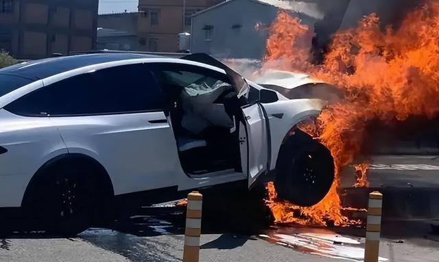 新能源汽车如果着火了，应该以什么方式来灭火？_腾讯新闻