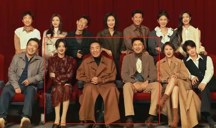 《第二十条》新春全家福大片,赵丽颖和雷佳音分坐导演张艺谋左右,看