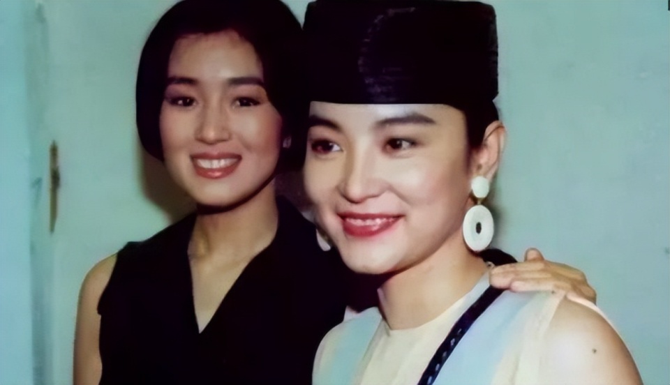 林青霞究竟算不算80年代第一美女看看她和巩俐的合照就有答案了