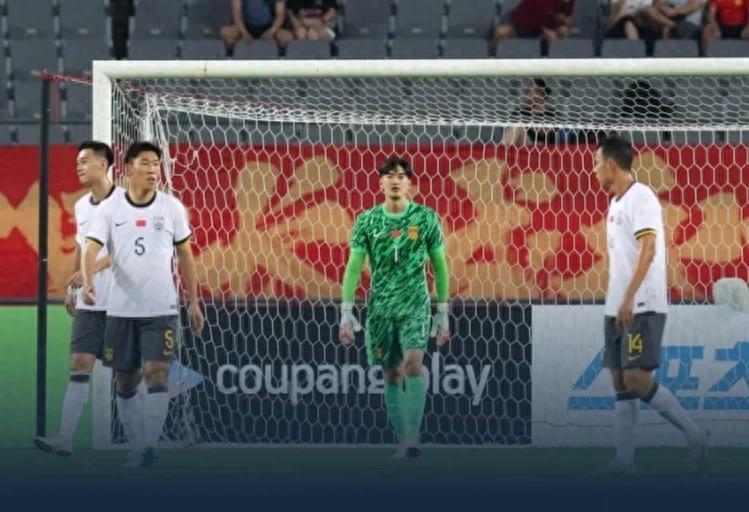 差距不小！国足0-3众生相，新帅无奈张玉宁叉腰叹息！高天意懵了