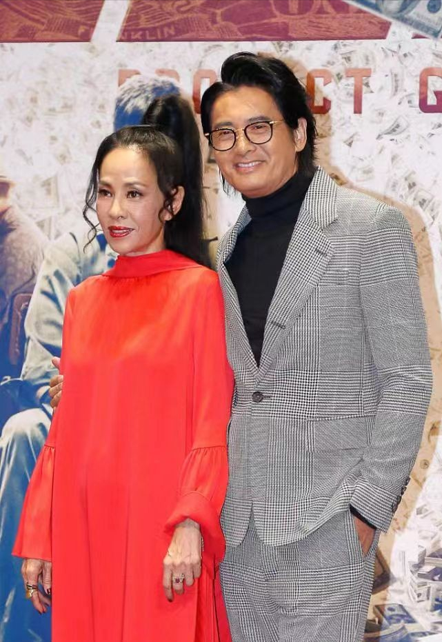 68岁的发哥和陈荟莲结婚37年,发嫂曾经怀孕但意外流产,他们失去了唯一