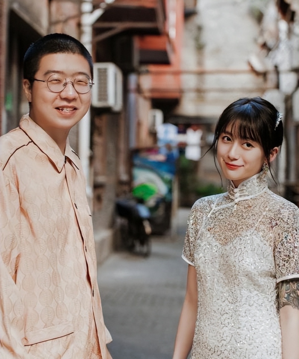 李诞否认新恋情:离婚3年,充满争议的前妻黑尾酱"销声匿迹"?