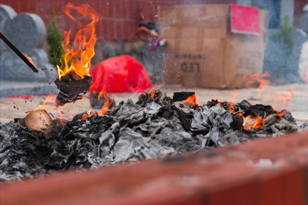 烧包袱的时候,同时还会烧一些纸钱,一定要记住,不要烧完的纸钱,不要去