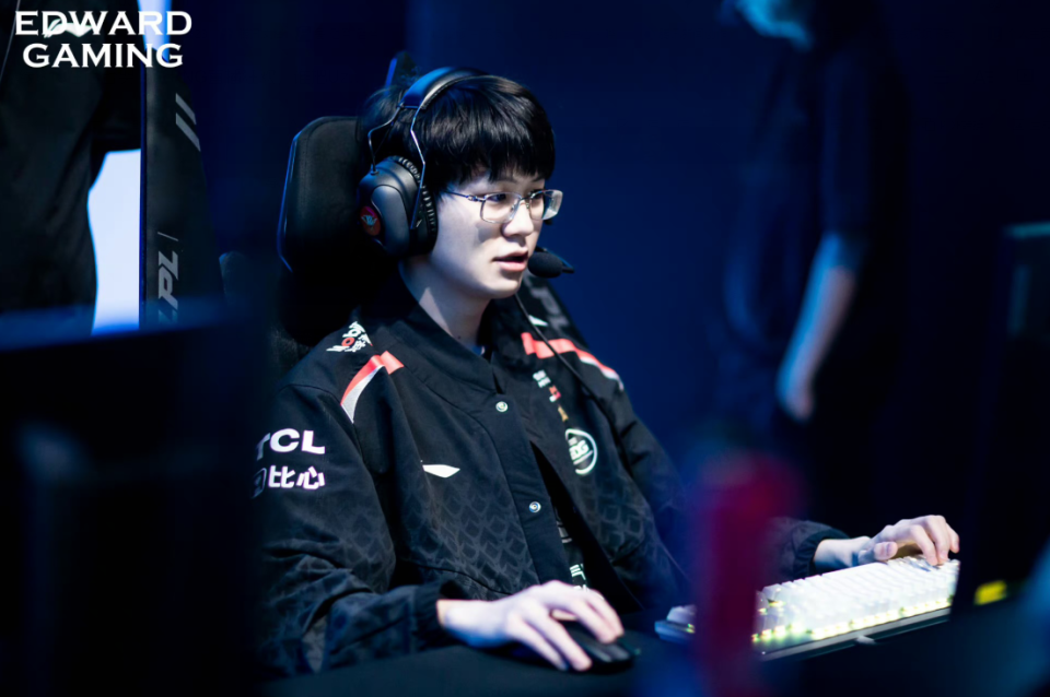 LOL：Uzi无缘S13在后台哭了，RNG直播狂欢，谁把Uzi害成这样_腾讯新闻