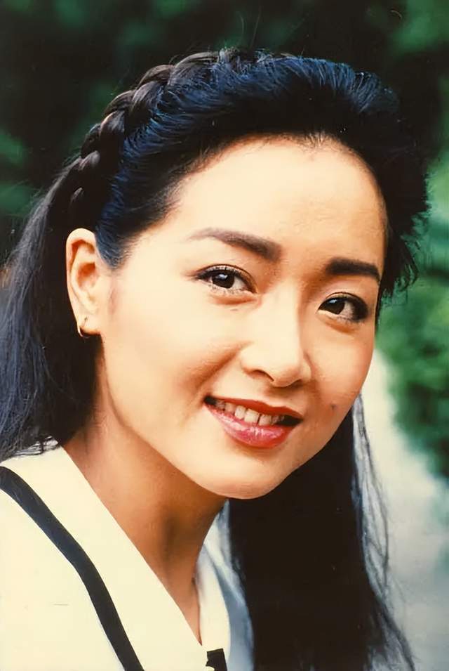 我真正记住恬妞则是33年前的《情圣》,男主角程胜由周星驰饰演,女主角