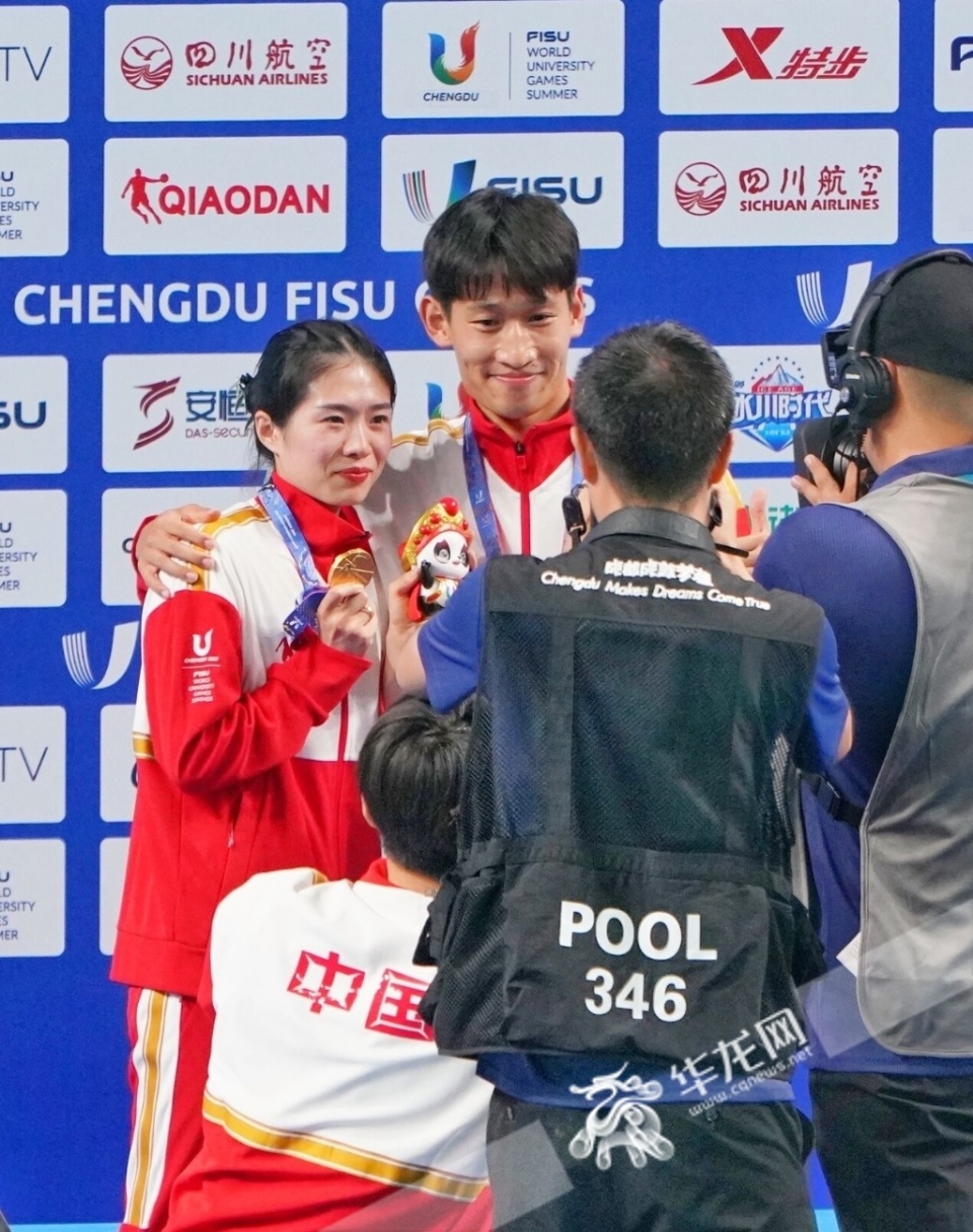 渝见大运大写的浪漫跆拳道品势金牌得主梁婕颁奖现场被求婚