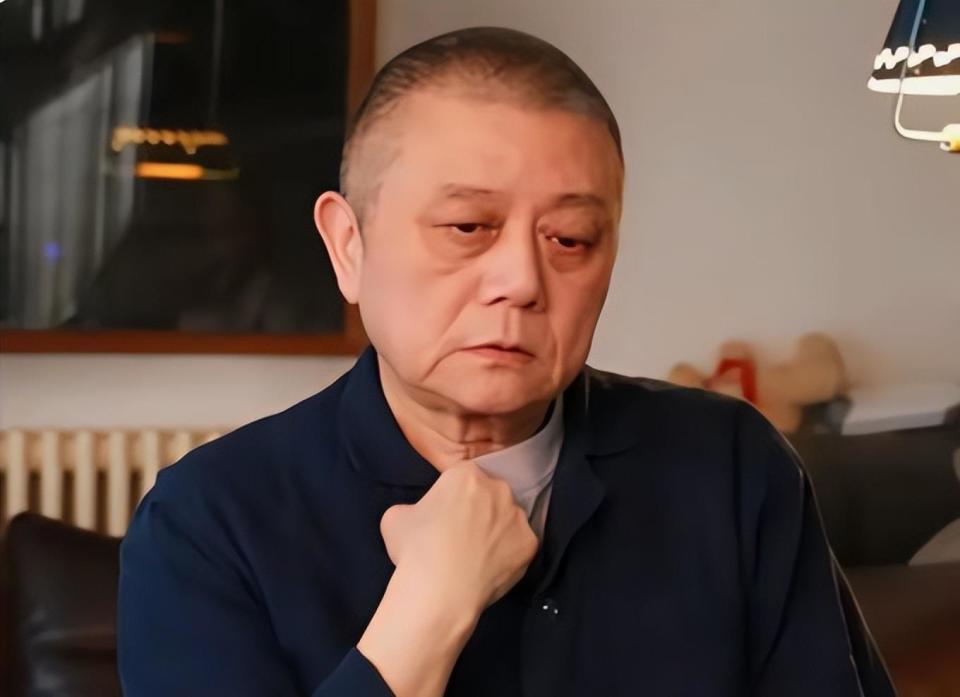 68岁王朔现状：满头白发神似李亚鹏 没钱靠朋友接济