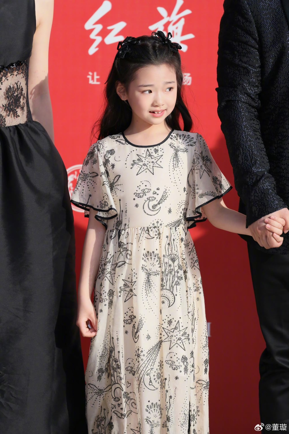 董璇女儿亮相电影节红毯,7岁小酒窝完全不怯场,落落大方星范足