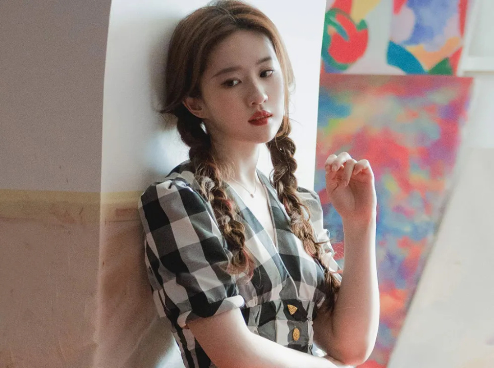 《玫瑰的故事》开播!36岁刘亦菲演大学生,剧情狗血配角抢戏