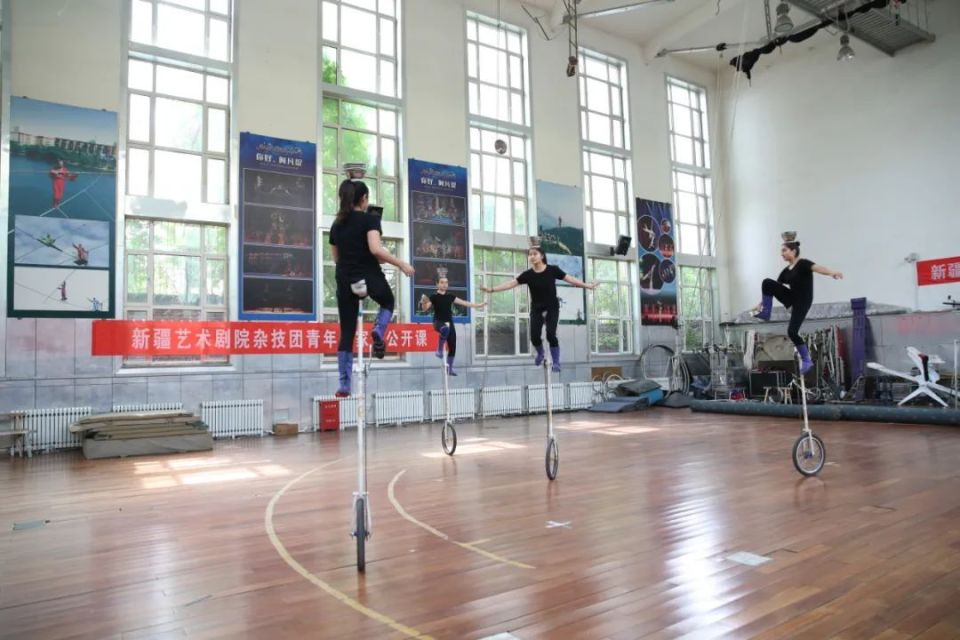 杂技演员的台前幕后