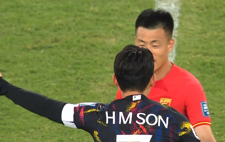 韩国球员踢倒队友获点球,黄健翔:误判,韩媒:没争议_腾讯新闻