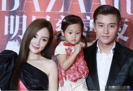 或许当妈妈的在孩子的问题上都更细心吧,李小璐对贾乃亮带孩子的态度