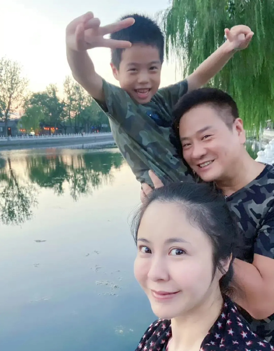 不拍戏的时候,连奕名会带着妻子和儿子去度假,享受一家三口的欢乐时光