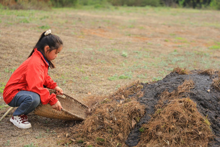兒媳撇下和前夫生的娃消失，兒子不願承擔繼父責任，老人把女童當親孫女養了八年 - 