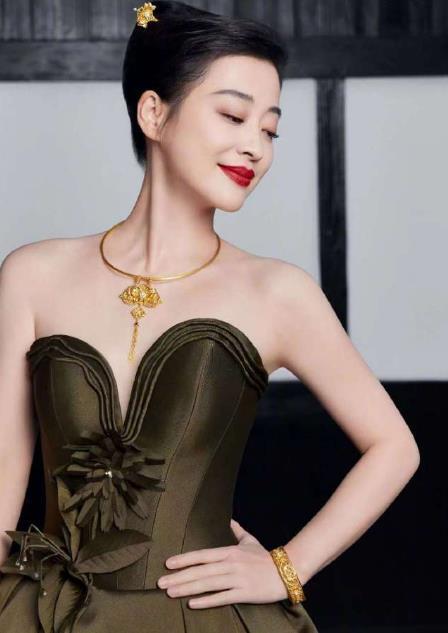 梅婷罕与老公秀恩爱素颜露双下巴仍自信别墅外墙爬满藤蔓好美