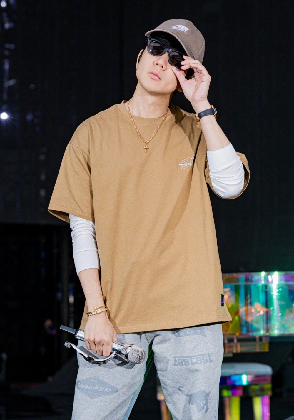 林俊杰空降热搜,疑似发烧失声演唱会受影响,粉丝接机阵仗超大