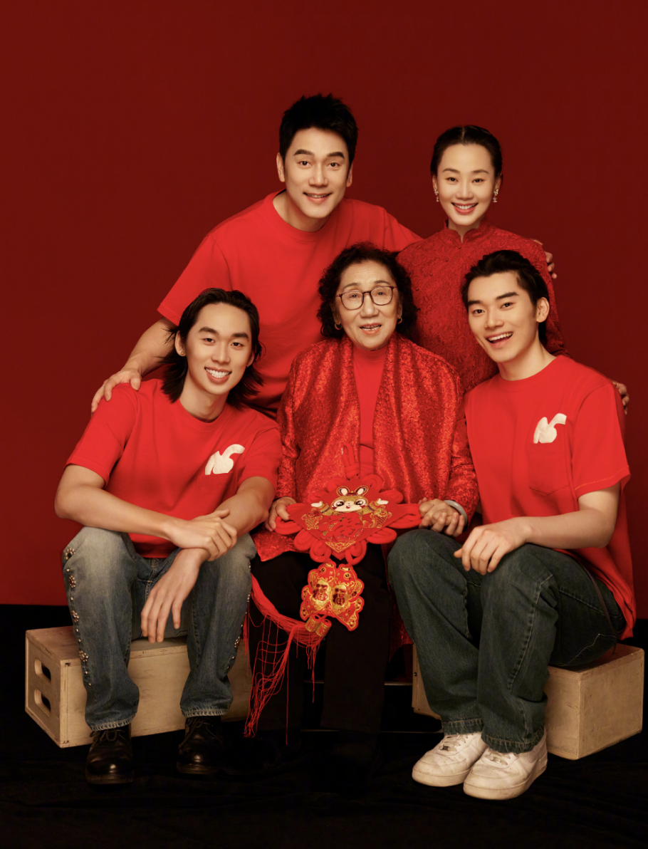 林依轮除夕晒一家12口全家福两个儿子高大帅气岳父是建国英雄