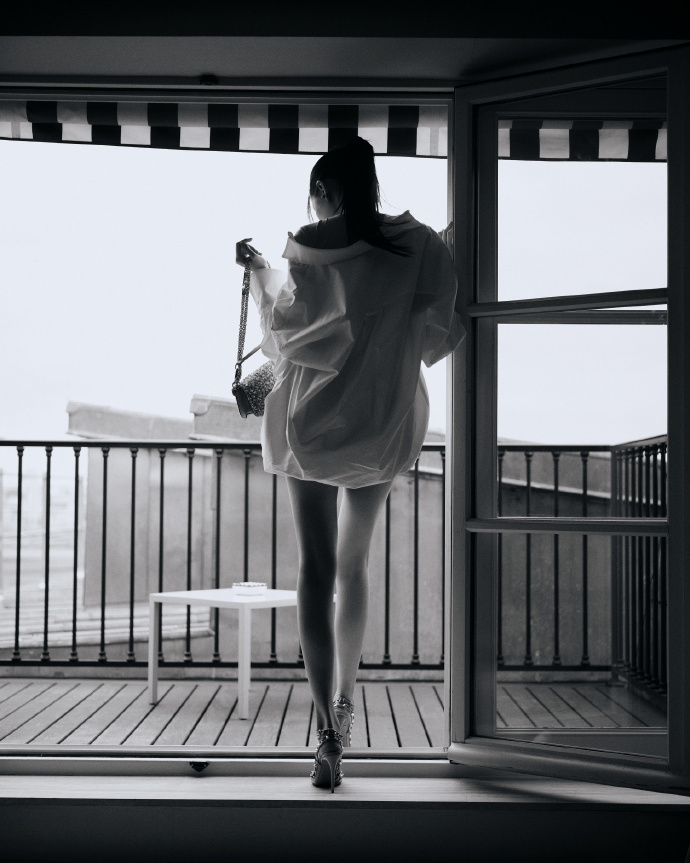 关晓彤背对镜头凹造型,这个视角下的她"背影杀"好绝,大长腿尤其瞩目