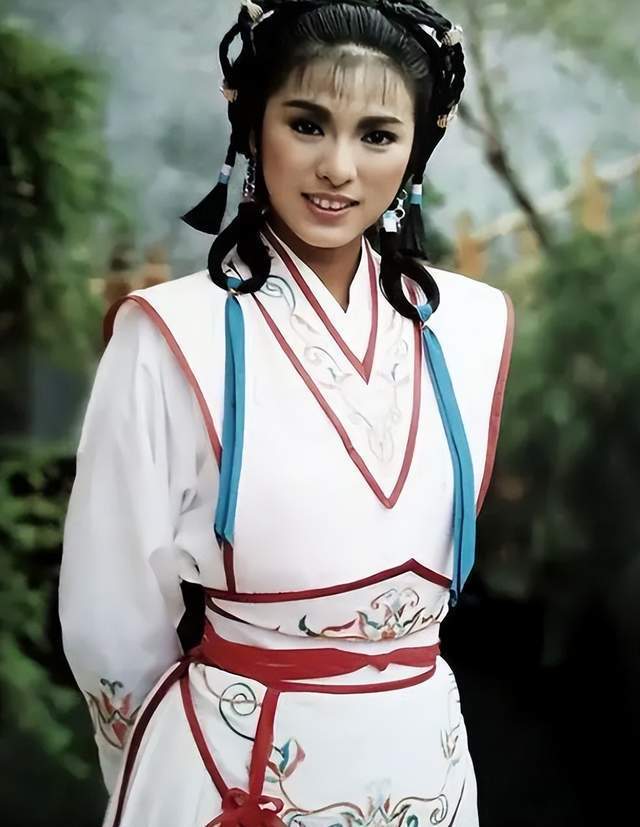 米雪,绝对是中国香港的老牌女艺人,生于1955年,曾出演过许多的经典