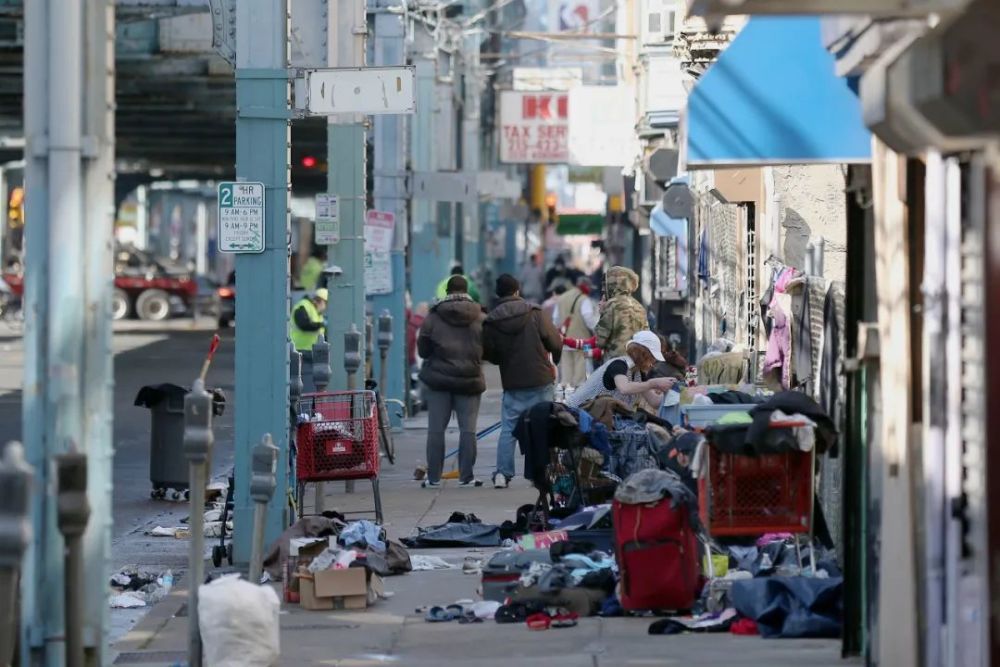 美国大都市费城的肯辛顿街,哪怕是正午时分,也没有太多的游人,作为