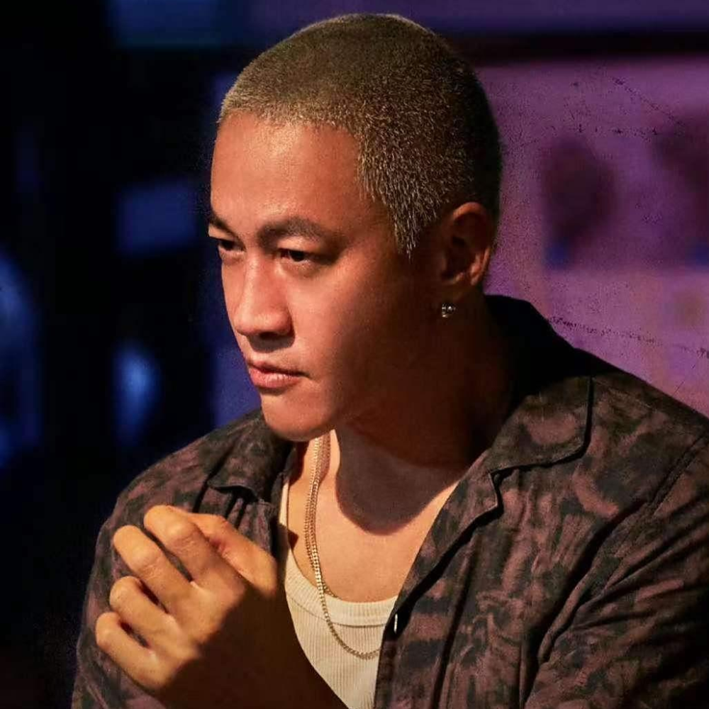 最近,49岁的何润东凭借在电视剧《守诚者》中饰演的白发寸头,佩戴耳钉