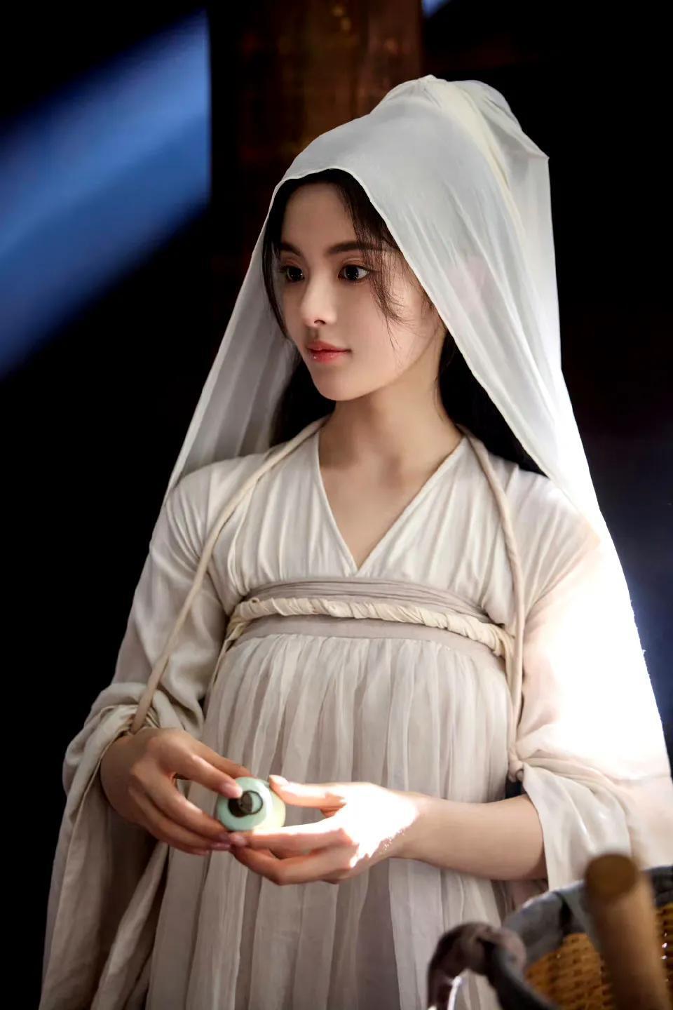 女演员长相很重要,《墨雨云间》杨超越出场白衣素缟惊艳观众