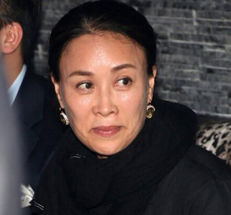 那英现在也已经56岁了,对于她这个年龄的人来,这样的颜值还是挺能打的