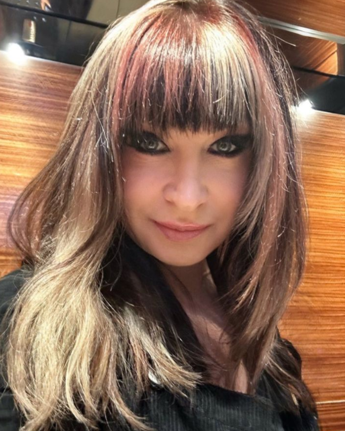 66岁动作女星罗芙洛近况,化浓妆变化大!求婚孟海被拒后返美生活