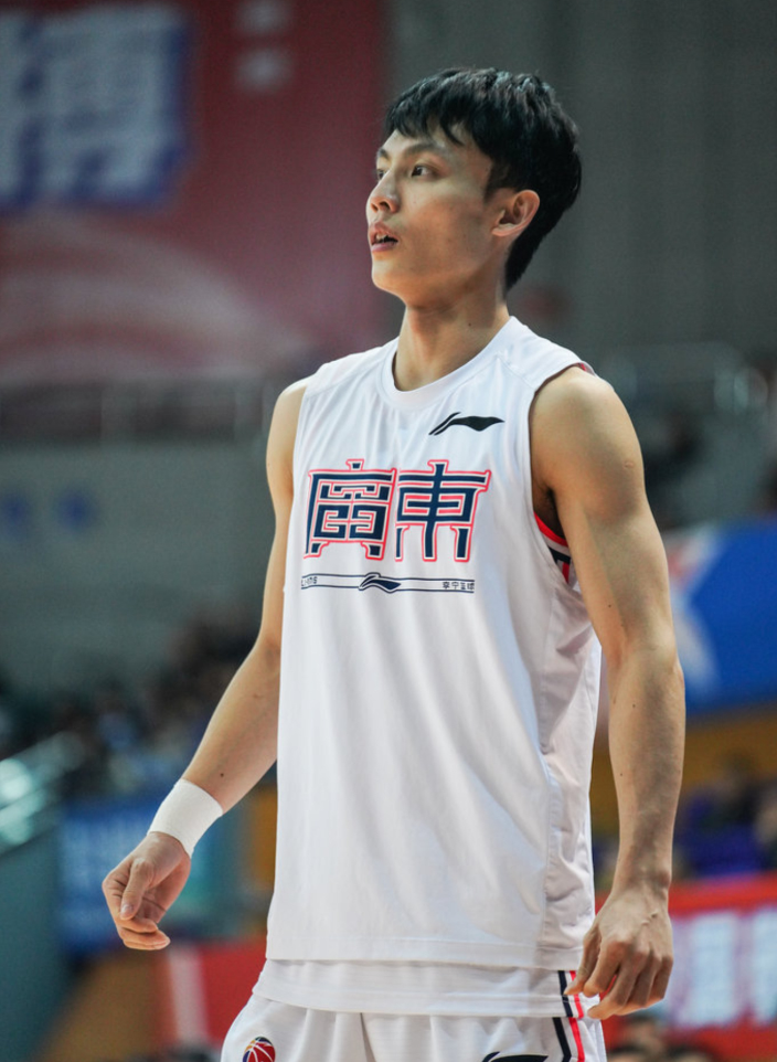 广东8连胜,mvp大热门徐杰手腕受伤仍轻松决定比赛