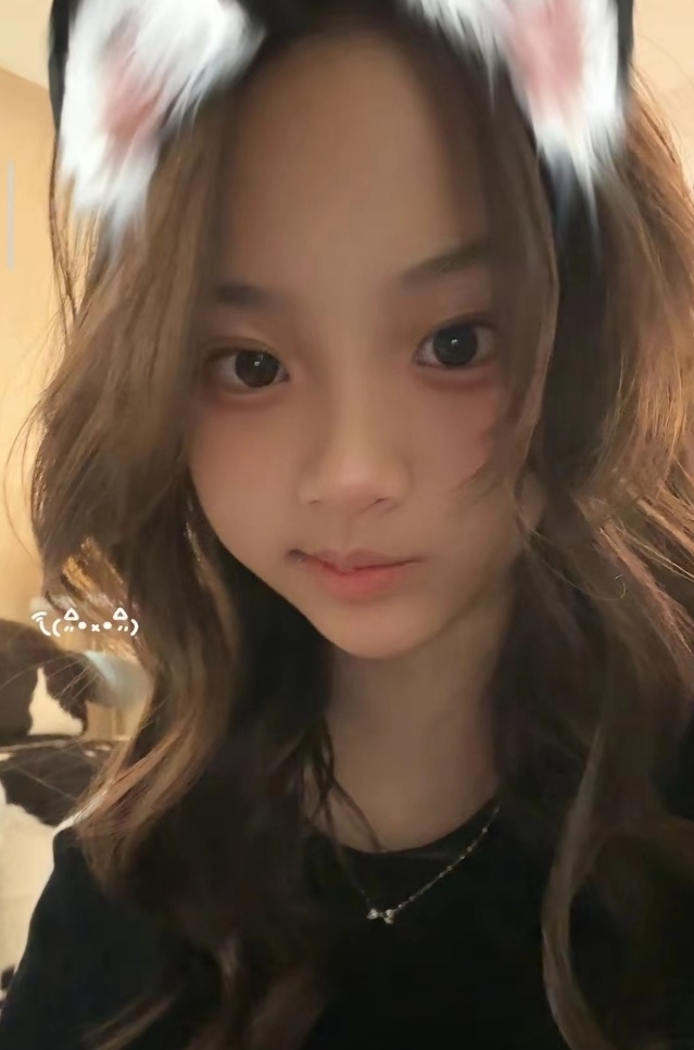 贾乃亮女儿小学毕业,甜馨升级准初中生,不舍同学哭得稀里哗啦