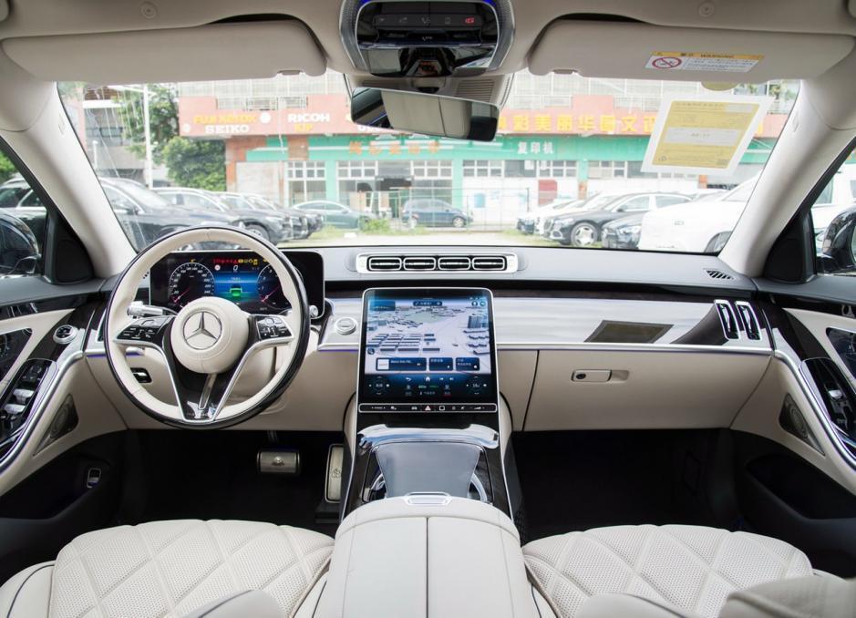 内饰部分,迈巴赫s级内饰用料方面很讲究,多处都是nappa材料,还有多种